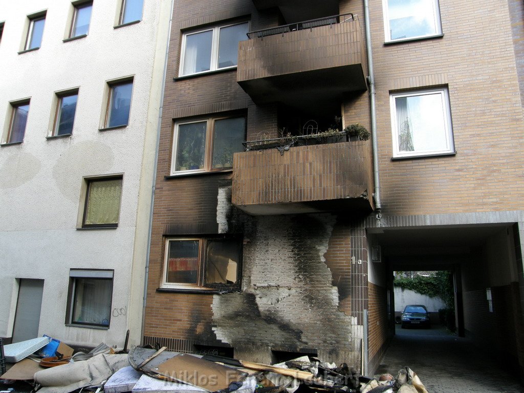 Sperrmuell Brand mit Uebergriff der Flammen auf Wohnhaus 26.JPG